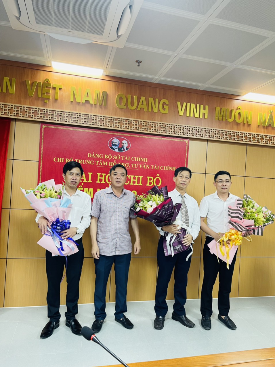 Đại hội chi bộ Trung tâm Hỗ trợ Tư vấn Tài chính Nghệ An nhiệm kỳ 2022 - 2025